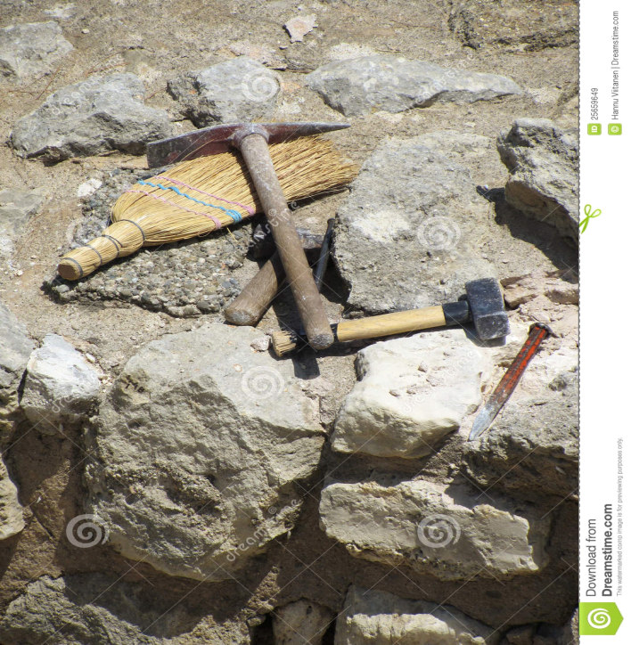 Τα εργαλεία και τα σύνεργα Τα εργαλεία που χρησιμοποιεί κυρίως ένας αρχαιολόγος είναι τα παρακάτω: φτυάρι,αξίνα και σκαλιστήρι για το σκάψιμο μυστρί, πινέλα, βούρτσες για την αποκόλληση και τον