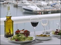 Η Μεσογειακή διατροφή συνιστά καθημερινή άσκηση,την κατανάλωση άφθονου νερού και την κατανάλωση 1 ποτηριού κρασιού την ημέρα για την γυναίκα και 1-2 ποτηριών κρασιού την ημέρα για τους άνδρες.