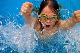 Οφέλη κολύμβησης μωρών Το παιδί σε αυτή την πολύ σημαντική και ευαίσθητη περίοδο της ζωής του έρχεται σε επαφή με το ισχυρότερο και ευγενέστερο στοιχείο του, το νερό, στοιχείο που του είναι ήδη