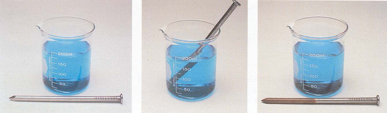 3.5 Αντιδράσεις οξειδοαναγωγής Αντίδραση σιδήρου με Cu 2+ (aq) Αριστερά: Ένα σιδερένιο καρφί και ένα διάλυμα θειικού χαλκού(ιι), το οποίο έχει χρώμα μπλε.