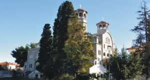 αρνί του Χριστού για τον μουσελίμη. Αυτός τον ρώτησε τα ίδια και επειδή ο Άγιος έδωσε την ίδια απάντηση διέταξε να τον χτυπήσουν στα πόδια με διακόσιες τέσσερις ξυλιές. Το αίμα κοκκίνιζε τη γη.
