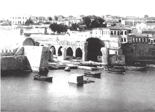 στην άμμο ένα λιμάνι με τείχη και πύργους, νεώσοικους και σκευοθήκες.