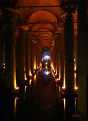 Η Βασιλική Κινστέρνα Η Βασιλική Κινστέρνα, που βρίσκεται απέναντι και κάτω από την Αγιά Σοφιά, είναι µια τεράστια υπόγεια δεξαµενή που