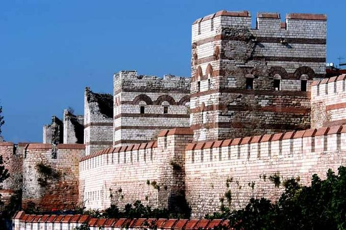 Επειδή η φρουρά της πόλης μόλις έφθανε τις λίγες χιλιάδες, ο