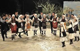 Δηθφλα 12 : 15λζήκεξν θεζηηβάι παξαδνζηαθψλ ρνξψλ ζηε αληνξίλε Σε δπλαηφηεηα λα κπεζνχλ ζηνλ ειιεληθφ πνιηηηζκφ θαη ζπγρξφλσο λα εμαζθεζνχλ ζηελ ειιεληθή γιψζζα πξνζθέξεη ην Κέληξν Διιεληθνχ