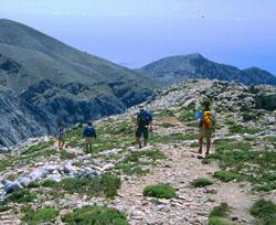 Δηθφλα 4: Πεδνπνξηθή αλάβαζε ζην ηεξφ βνπλφ Καξθί ζην Οξνπέδην Λαζηζίνπ Σαμίδηα πεξηπέηεηαο κε νρήκαηα 4ρ4: Γηα ηνπο ιάηξεηο ησλ δξφκσλ, είλαη ν επθνιφηεξνο ηξφπνο εμεξεχλεζεο ηεο θαξδηάο ηνπ λεζηνχ.