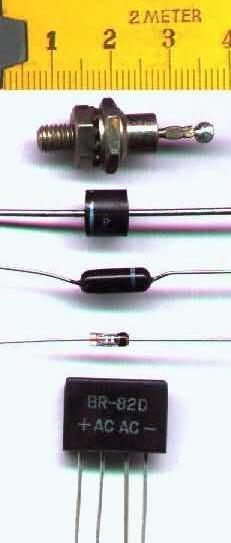 Polovodičová dióda využíva vlastnosť jedného P-N priechodu. Tranzistor využíva vlastnosti dvoch P-N priechodov.