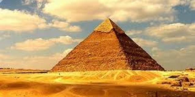 Μεγάλη Πυραμίδα Εδώ και αιώνες πολλοί επιστήμονες έχουν ασχοληθείμε την ύπαρξη του Χρυσού Λόγου στη Μεγάλη Πυραμίδα.