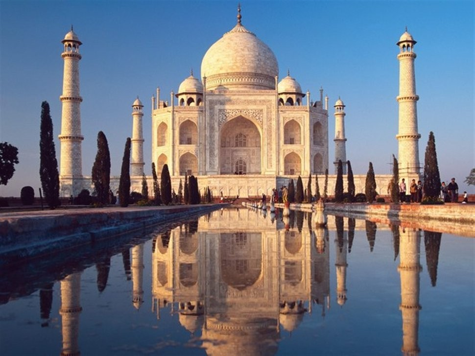 Taj Mahal Στην πραγματικότητα η βάση της Μ. Πυραμίδας δεν είναι τέλειο τετράγωνο, αφού τα μήκη των πλευρών είναι διαφορετικά από 755,43 έως 756,08.