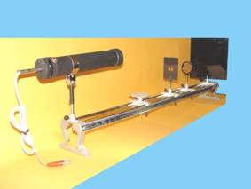 0 Οπηηθή ηξάπεδα πιήξεο. Optical bench Έρεη κήθνο 1m. Σηεξίδεηαη ζε ηξία ζεκεία. Οξηδνληηώλεηαη κε δύν θνριίεο.