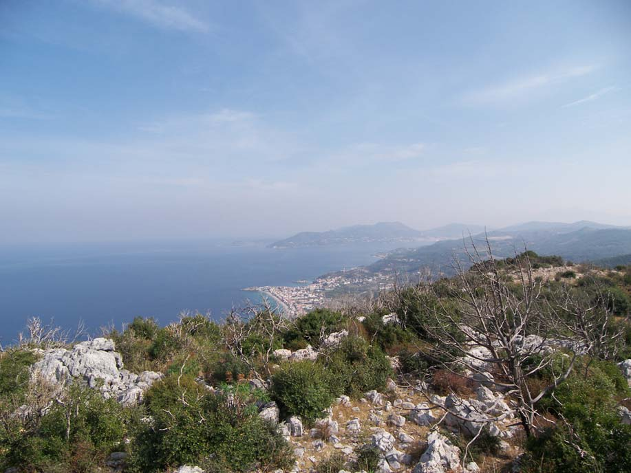 Ανώνυμο Βάραθρο (νέα ονομασία Βάραθρο του Αγγελή) Στης 23/11/2008 οι Παγωνδιώτης Σταμάτης, Δεμερτζής Κώστας, Τριανταφύλου Μανώλης επισκεφθήκαμε το βάραθρο που μας είχε δείξει τις προηγούμενες μέρες ο