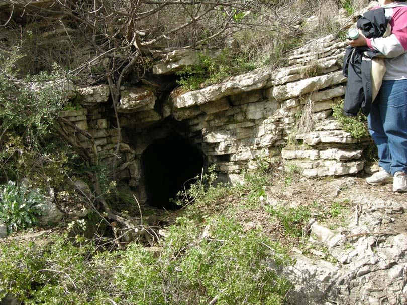 Σπήλαιο Κωστάκι (Θόδωρου) Στις 30/11/08 οι Σπυροπουλος Γεώργιος, Δεμερτζής Κώστας, Αναστασίου Ευάγγελος, Παγωνδιώτης Σταμάτης κ.α. με υπόδειξη των αδερφών Αποστόλου από το χωριό Πύργος εξερευνήσαμε σπήλαιο 500μ Ν του δρόμου Πύργος Σάμος στη θέση Κωστάκι.