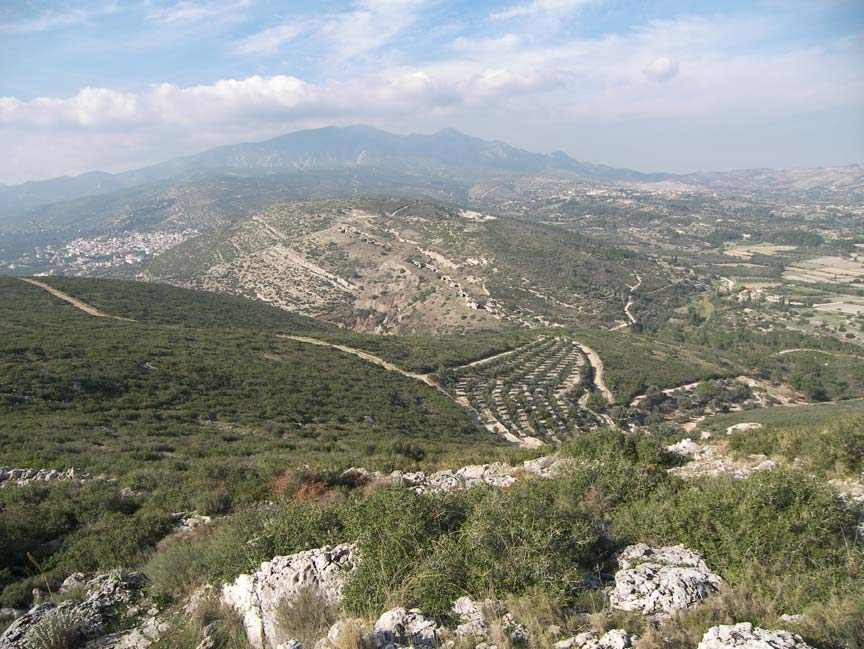 Βάραθρο κάστρου πυθαγορείου Στης 29/11/2008 οι Παγωνδιώτης Σταμάτης, Δεμερτζής Κωνσταντίνος, Τριανταφύλου Μανώλης, Αναστασίου Ευάγγελος, Επισκεφθήκαμε ανώνυμο βάραθρο 200 μέτρα δυτικότερα του κάστρου
