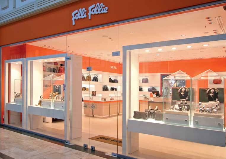 Η Folli Follie άλλωστε απευθύνεται σε γυναίκες και άντρες που λατρεύουν τη μόδα, σε ανθρώπους που αγαπούν το ωραίο και έχοντας θέσει υψηλά τον πήχυ, προσπαθεί να βελτιώνεται συνεχώς.