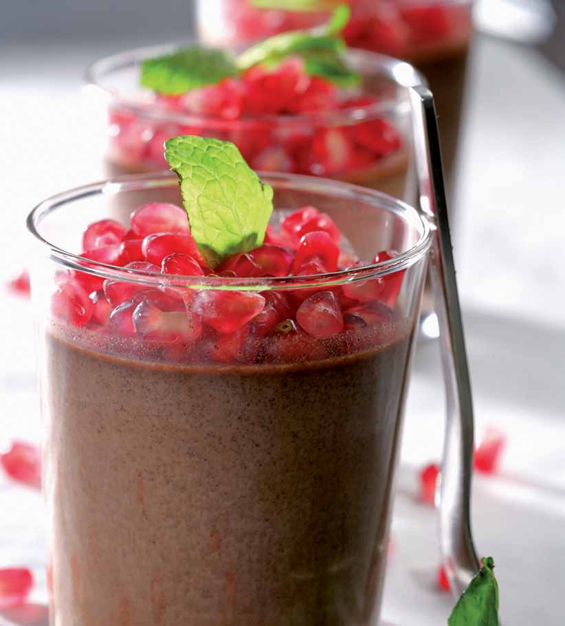 Γεύση Taste Σοκολατένια Πανακότα CHocoLATE PANAkoTA Υλικά / INGREDIENTS Εκτέλεση / EXECUTION 30 min 4 φύλλα ζελατίνας 120 γραμμάρια κουβερτούρα 300 ml γάλα 300 ml κρέμα γάλακτος 35% 100