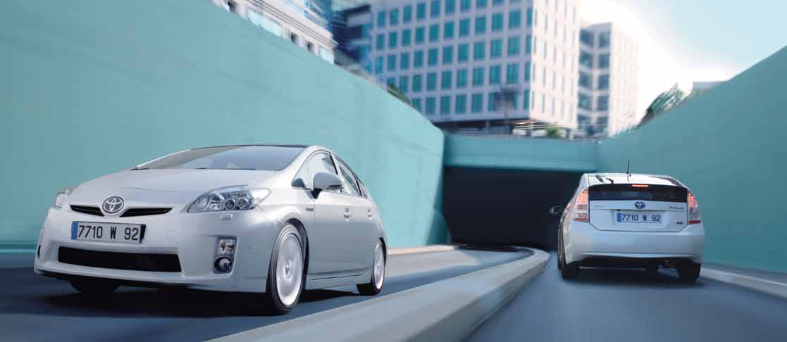Ο hi-tech διάκοσμος του Prius αναδεικνύεται από τον προηγμένο τεχνολογικά χαρακτήρα του αυτοκινήτου, που αποτυπώνεται σε μεγάλο βαθμό στο ταμπλό.
