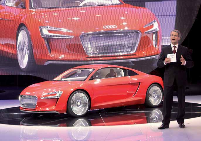 Το Audi E-tron αποτελεί την ηλεκτροκίνητη υπόσταση του R8 και εξοπλίζεται με μπαταρίες λιθίου. Η συνολική ροπή φτάνει την ασύλληπτη τιμή των 4.