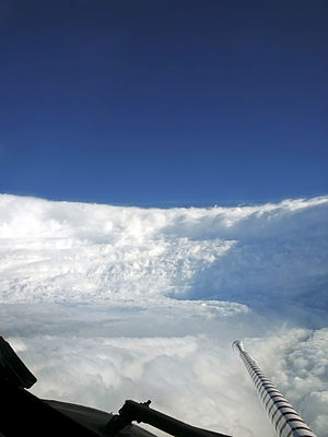 Το «μάτι» του Τυφώνα Κατρίνα, όπως φωτογραφήθηκε από ένα WP-3D Orion της Εθνικής Ωκεανογραφικής και Ατμοσφαιρικής Υπηρεσίας, στις 28 Αυγούστου 2005.