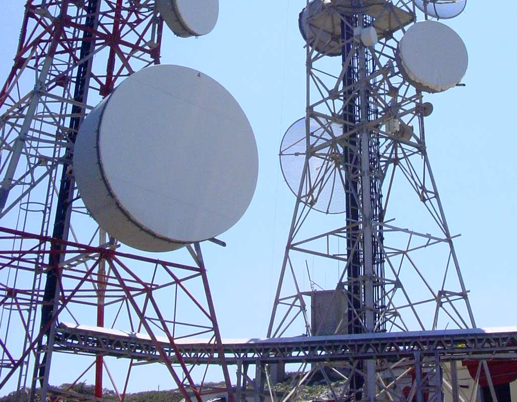 Παράλληλα, για την εκτίµηση των άµεσων σεισµικών απειλών (διακοπή λειτουργίας βασικών καλωδίων σε θέσεις ρηγµάτων, πιθανές κατολισθήσεις κ.α.) καθώς και για την αποτίµηση των παραµέτρων σεισµικής επικινδυνότητας, διερευνώνται τα τεκτονικά, γεωλογικά, τοπογραφικά και εδαφοτεχνικά χαρακτηριστικά των κρίσιµων περιοχών.
