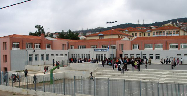 4. Το όνειρο γίνεται πραγµατικότητα. Επιτέλους δύο µήνες αργότερα το όνειρο έγινε πραγµατικότητα. Η νέα σχολική χρονιά 2006-2007 µας βρίσκει στο δικό µας, ολοκαίνουργιο κτίριο.