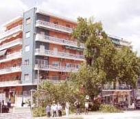 πλάτανου του Ωρολογίου (γνωρίζοντας προφανώς την απάντηση του δημάρχου, αφού εργάζονταν στην εφημερίδα) και δημοσιεύοντας τα δύο άρθρα επιστολές στην πρώτη σελίδα και δίπλα δίπλα.