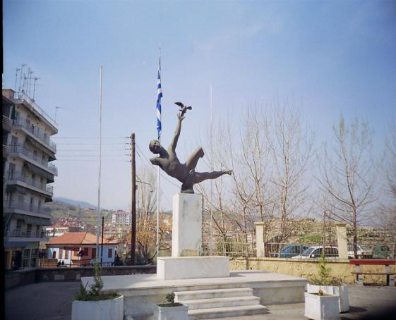 Εχει μήκος δεκαπέντε περίπου μέτρα και ύψος γύρω στα δυο μέτρα.