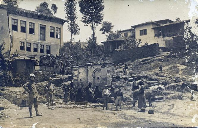 χρειαζόταν, από το λοιπό περιβάλλον φιλοξενούσε όλη την κοσμοπολίτικη διασκέδαση της εποχής.