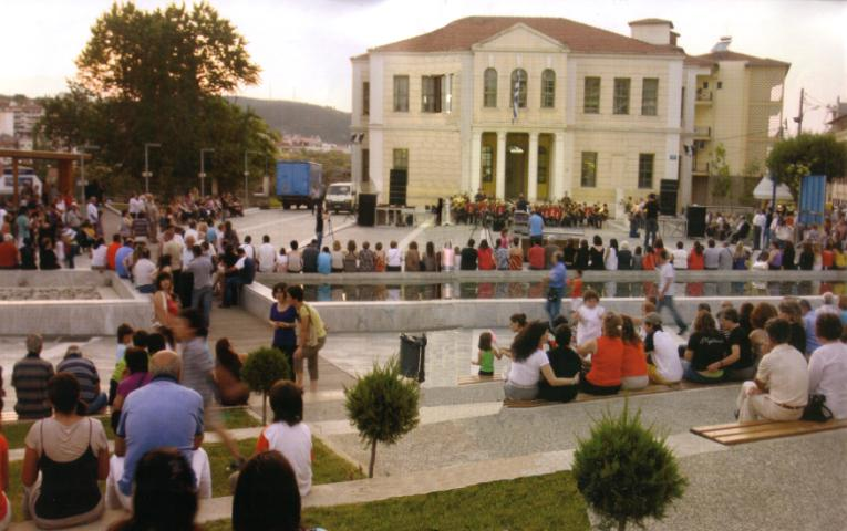 Η σύγχρονη μορφή της πλατείας Η πλατεία μας πήρε τη σύγχρονη ανανεωμένη της μορφή το 2009 μέσα από τη μελέτη των αρχιτεκτόνων Ν.