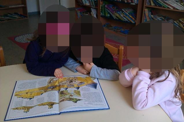 μζςα από βιβλία γνϊςεων και δθμιουργοφμε μια γωνιά κάςτρου μζςα ςτθν τάξθ, ενϊ ο κακζνασ καταςκευάηει τον δικό του πφργο από χάρτινεσ ςυςκευαςίεσ γάλατοσ.