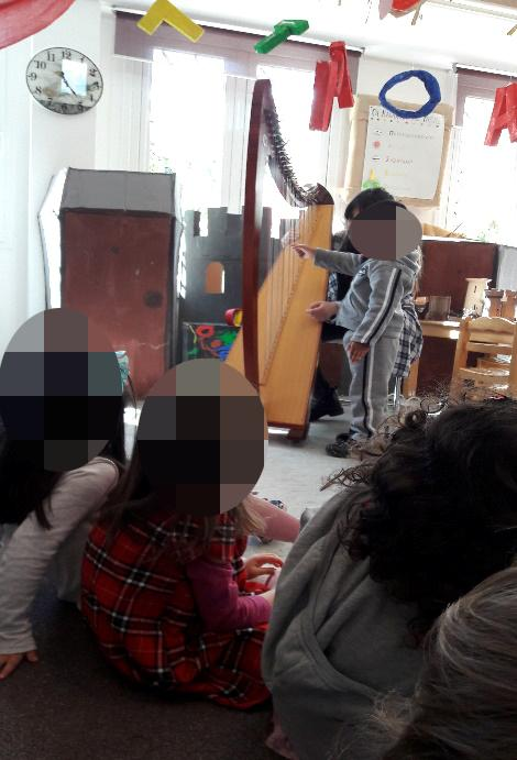 Ταξιδεφοντασ ςτισ μελωδίεσ μιασ άρπασ. Με αφορμι τα γλζντια και τθν μουςικι ςτα κάςτρα, γνωρίηουμε μζςα από εικόνεσ και βίντεο μουςικά όργανα τθσ εποχισ, όπωσ βιόλα, άρπα, αυλόσ, λαοφτο.
