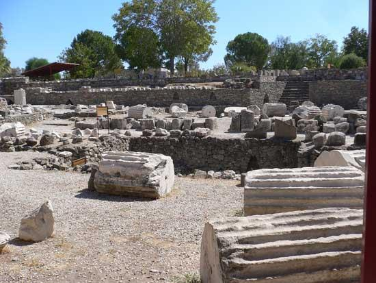 Καταστροφή Αν και τον 13ο αιώνα το Μαυσωλείο καταστράφηκε από σεισμό, το μεγαλύτερο μέρος του οικοδομήματος δεν είχε καταρρεύσει ώς το 1522 μ.χ., όταν διατάχθηκε η κατεδάφισή του.