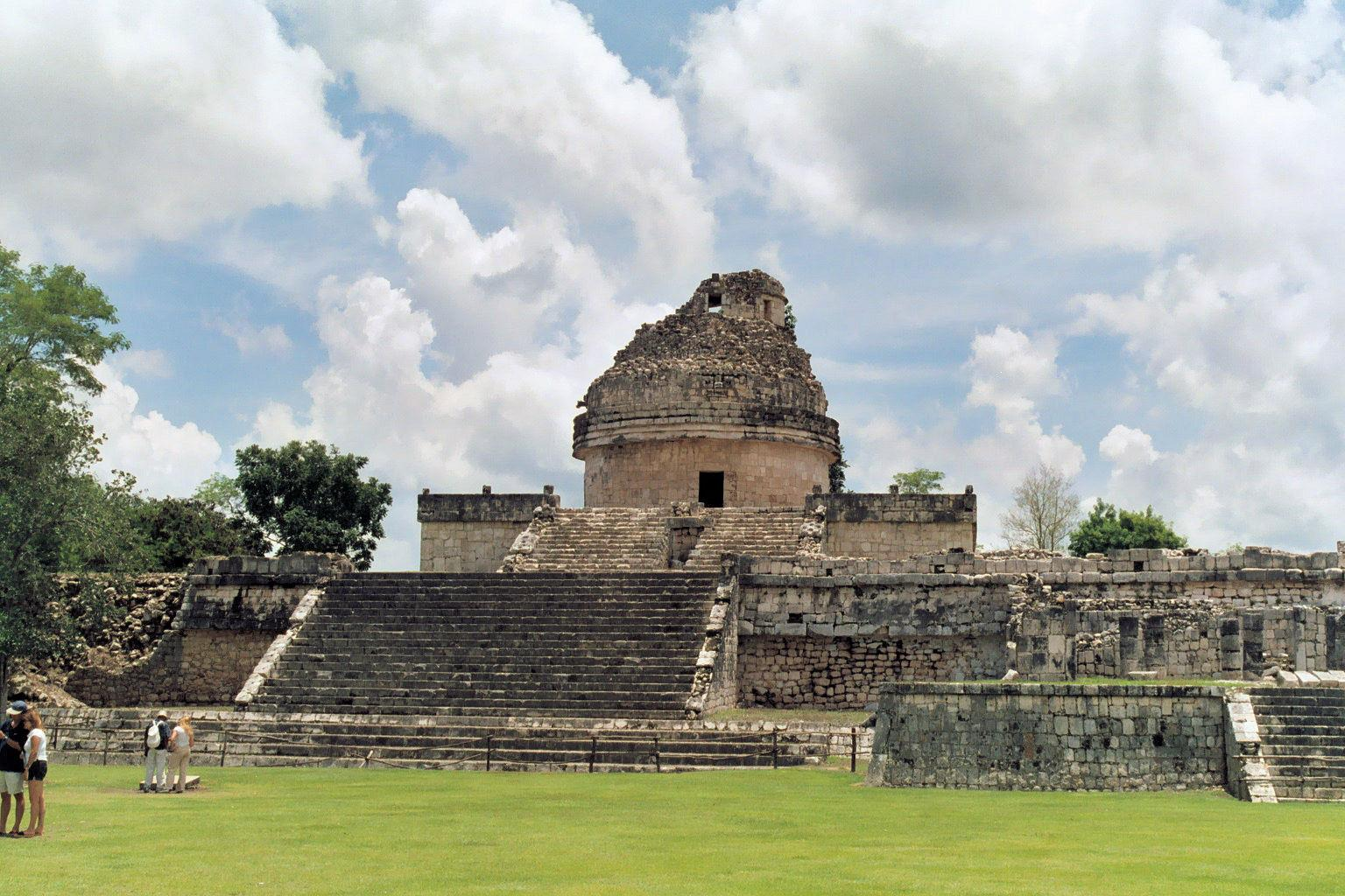 ΤΣΙΤΣΕΝ ΙΤΖΑ Το Τσιτσέν Ιτζά (Chichén Itzá) (από την γλώσσα των Μάγια: "στο στόμα του φρεατίου του Ιτσά") είναι μια μεγάλη προκολομβιανή αρχαιολογική περιοχή που χτίστηκε από τον πολιτισμό των Μάγια
