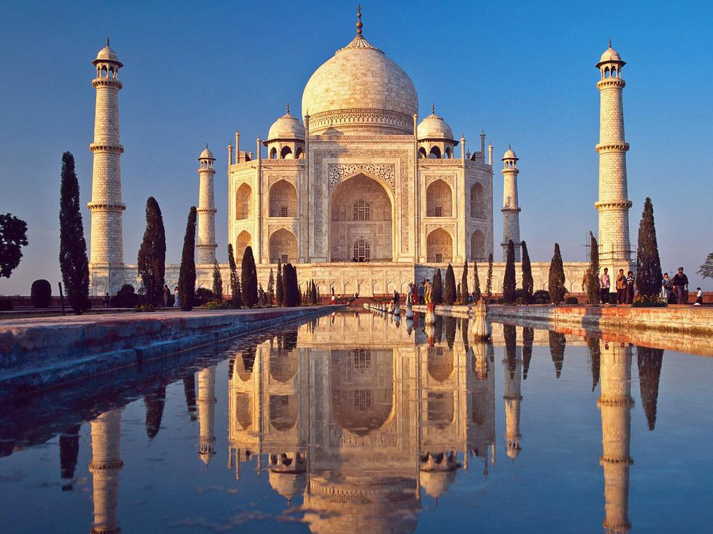 ΤΑΖ ΜΑΧΑΛ Το Ταζ Μαχάλ (Taj Mahal) βρίσκεται κοντά στην πόλη Άγκρα της βόρειας Ινδίας, στις όχθες του ποταμού Γιούμα.
