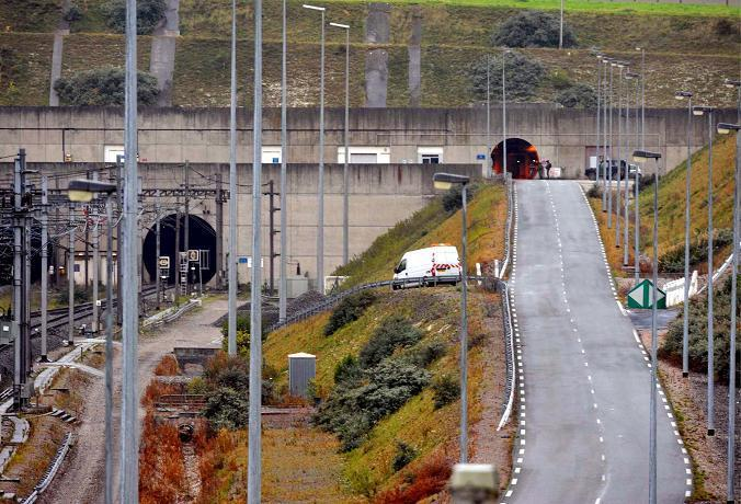 σήραγγα δεν είναι μια αλλά τρεις - δυο για τρένα και μια μικρότερη βοηθητική. Η διάνοιξη άρχισε από την αγγλική πλευρά το Δεκέμβριο του 1987 και από τη γαλλική πλευρά τρεις μήνες αργότερα.