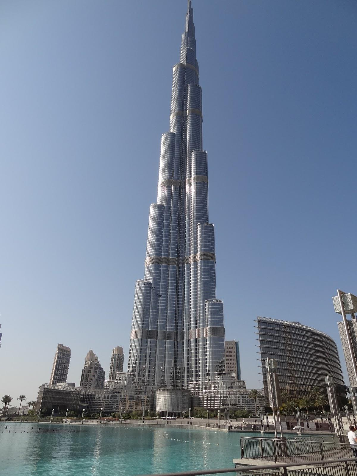 ΜΠΟΥΡΤΖ ΧΑΛΙΦΑ Το Μπουρτζ Χαλίφα, γνωστό και ως Μπουρτζ Ντουμπάι, είναι ουρανοξύστης στο Ντουμπάι των Ηνωμένων Αραβικών Εμιράτων και το πιο ψηλό κτήριο στον κόσμο, με ύψος 828 μέτρα.