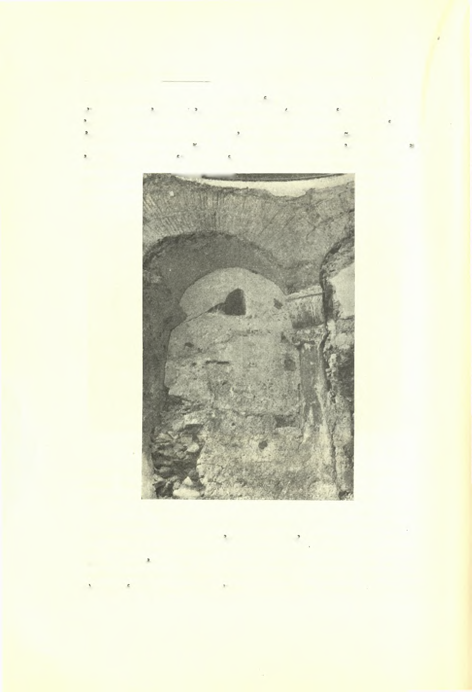 106 Πρακτικά τής Αρχαιολογικής 'Εταιρείας 1936 μεγάλου τούτου παραθύρου μέρος τής αψΐδος είναι έκτισμένον δι ΰλικοϋ ειλημμένου έξ