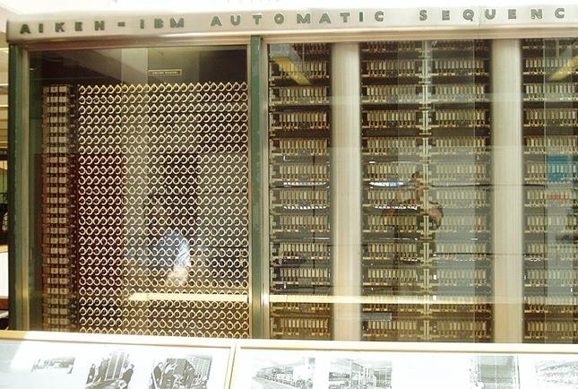 Οι πρώτοι υπολογιστές (1/4) Mark I: σχεδιάστηκε το 1941 από τους μηχανικούς της εταιρείας IBM. Οι διαστάσεις του ήταν μήκος 15 μέτρα, πλάτος 2,5 μέτρα.