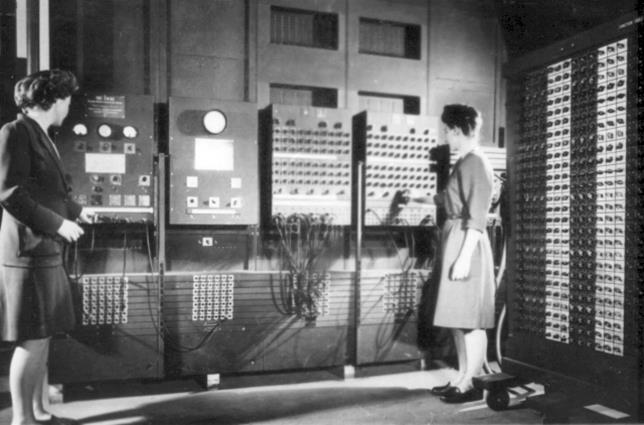 Οι πρώτοι υπολογιστές (2/4) ENIAC: σχεδιάστηκε και κατασκευάστηκε στο πανεπιστήμιο της Πενσυλβάνια. Οι διαστάσεις του ήταν μήκος 25m, ύψος 2,5m, πλάτος 1m. Περιελάμβανε 18.000 λυχνίες, 10.