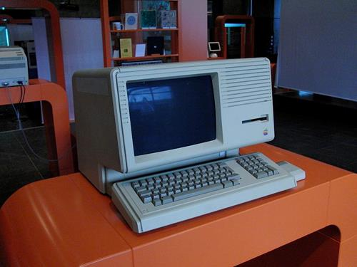 1983 Εικόνα 17 Η Apple παρουσιάζει τη Lisa, τον πρώτο υπολογιστή με γραφικό περιβάλλον (GUI), ποντίκι, παράθυρα και δικό του λειτουργικό σύστημα.