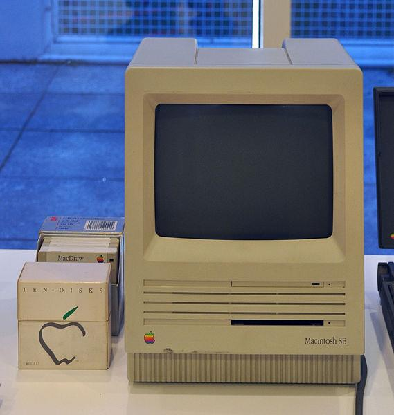 1984 Εικόνα 19 H Αpple παρουσιάζει τον Macintosh, τον πρώτο επιτυχημένο υπολογιστή, που ο έλεγχός του γινόταν μέσω του ποντικιού και του γραφικού περιβάλλοντος.