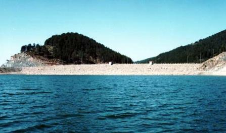 Τα φράγματα έχουν συνολικό όγκο 4 hm 3 και είναι κατασκευασμένα από περιδοτίτη, φίλτρα από αμμοχάλικο και αργιλικό
