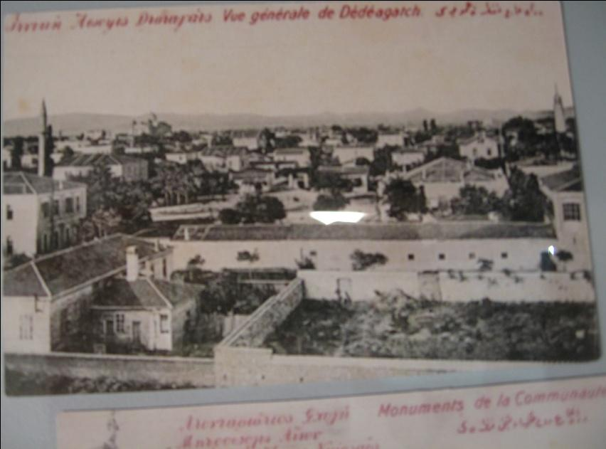 Σε κάθε φωτογραφία παρατίθεται η λεζάντα και η πηγή προέλευσής της, η οποία όμως για πρακτικούς λόγους είναι αποσπώμενη. Άλμπουμ 1 1.1 Κάρτ ποστάλ με το Βρετανικό Προξενείο στο Δεδέαγατς.