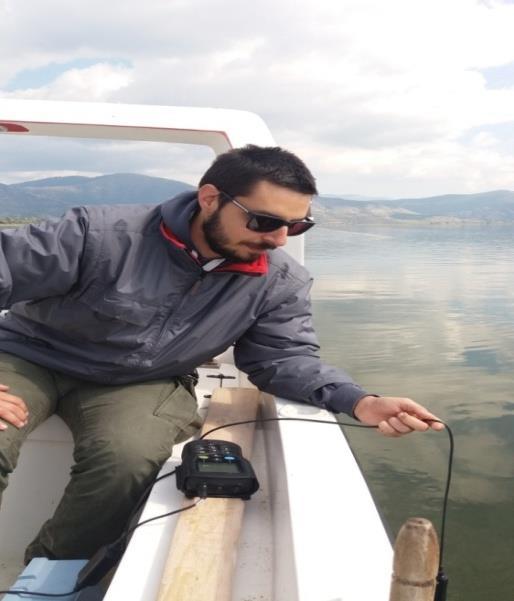 Η λήψη των επιφανειακών δειγμάτων στη λίμνη της Καστοριάς, έγινε απευθείας με την εισαγωγή του νερού στον καθαρό δοχείο.