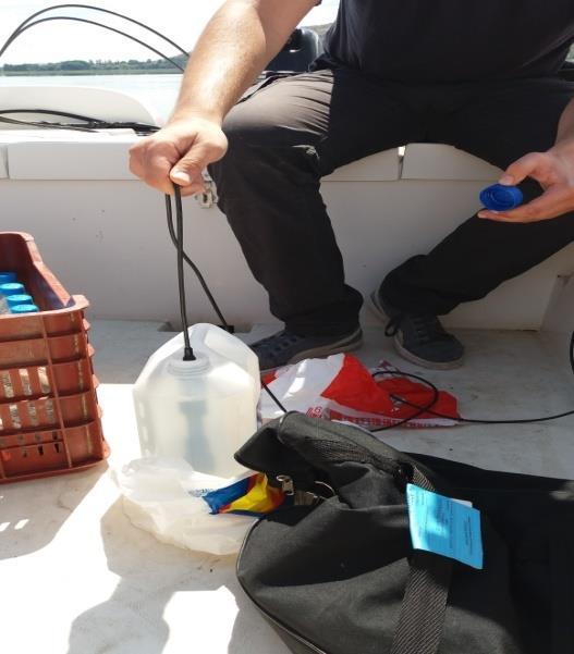 Στη συνέχεια, με ειδικό σχοινί κλείνονται τα άκρα εγκλωβίζοντας το δείγμα του νερού. Εικόνα 8.2 : δειγματολήπτης Εικόνα 8.3: δειγματοληψία με δειγματολήπτη Εικόνα 8.4: μέτρηση παραμέτρων Εικόνα 8.