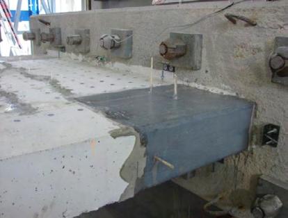 Ο μανδύας αποτελούνταν από δύο στρώσεις υφάσματος ινών άνθρακα μίας διεύθυνσης, ονομαστικού πάχους.