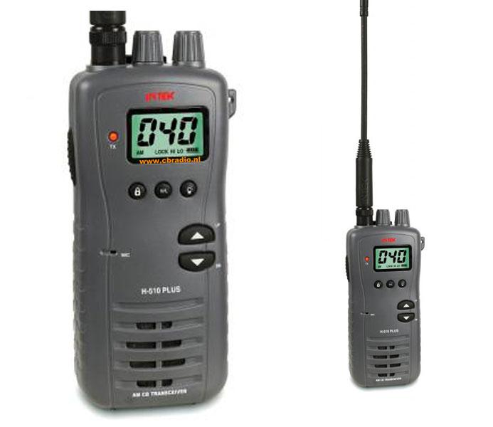 CB M 60 PLUS AM/FM 4W. Οθόνη οπίσθιου ΜΠΛΕ φωτισμού με ένδειξη 3 ψηφίων μπάντα/κανάλι. Αυτόματο ή manual squelch. Ψηφιακό S/RF Meter. EMG (άμεση πρόσβαση σε κανάλια έκτακτης ανάγκης).