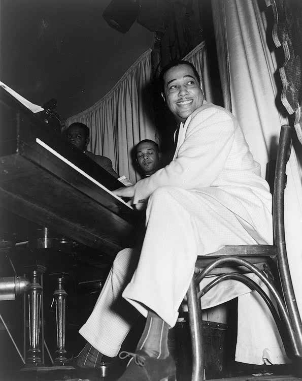 Duke Ellington To 1917 σχηματίστηκε το πρώτο του συγκρότημα, The Duke s Serenades, με το οποίο πραγματοποίησε εμφανίσεις σε μουσικά κέντρα. Το Σεπτέμβριο του 1923, εγκαταστάθηκε μόνιμα στην Ν.