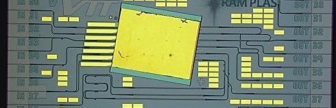 ΝΙΚΟΛΑΟΣ ΠΕΤΡΗΧΟΣ Οι διαστάσεις του chip τελικά είναι οι ακόλουθες: Πλάτος 6.15 mm Ύψος (Μήκος) 12.35 mm Πάχος 0.6 mm Η διάταξή των συστοιχιών στο chip είναι κάθετα σειριακά.