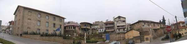 του μουσείου. Στην αυλή του τζαμιού και στο χώρο, μέχρι περίπου το γωνιακό κτήριο του συγκροτήματος, υπήρχε μικρό νεκροταφείο.