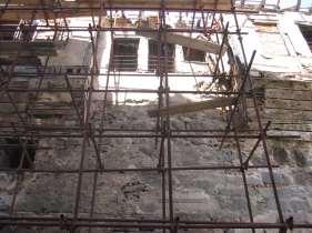 Δυτική πλευρά. Διακρίνονται οι μεγάλοι δόμοι δόμησης. Εικ. 14 Η γωνία που συναντά ο διάμεσος τοίχος (αριστερά) το νότιο. Διακρίνονται οι ξυλοδεσιές που σταματούν στη γωνία.